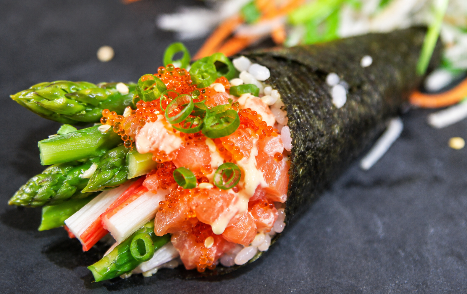 CHOPPED SALMON TEMAKI